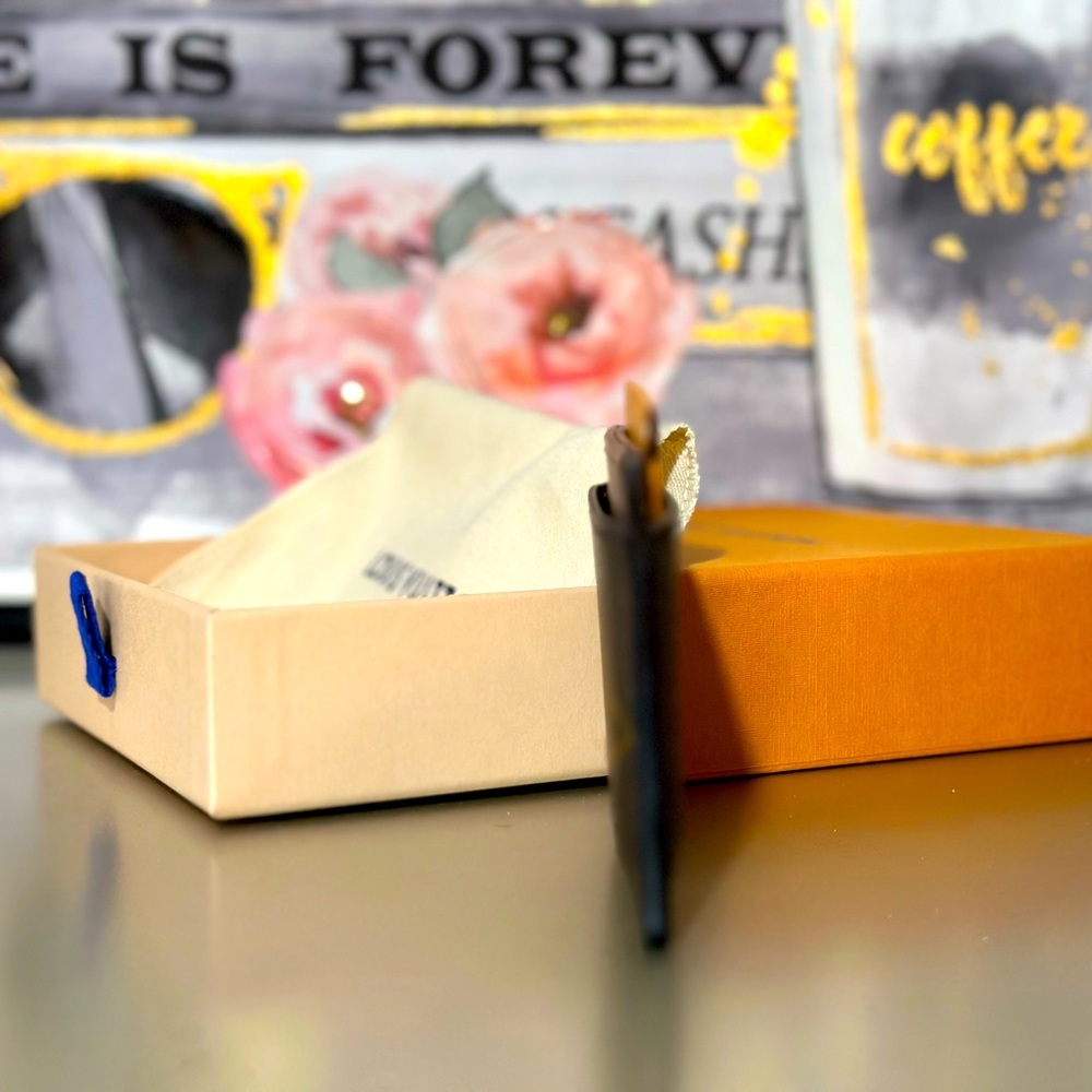 🔥🔥LOUIS VUITTON CARD HOLDER🔥🔥 - Picture 7 of 10